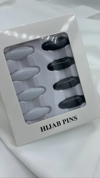 Pins hijab noir et blanc
